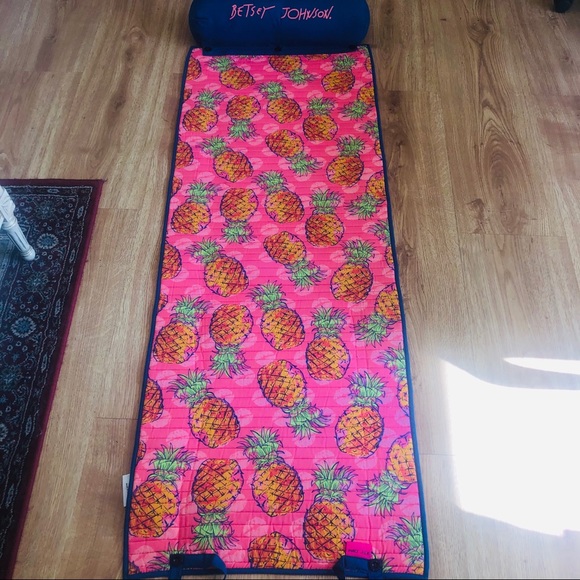 💓Betsey Johnson Beach Mat Pool PineapplesTropical - Picture 5 of 7